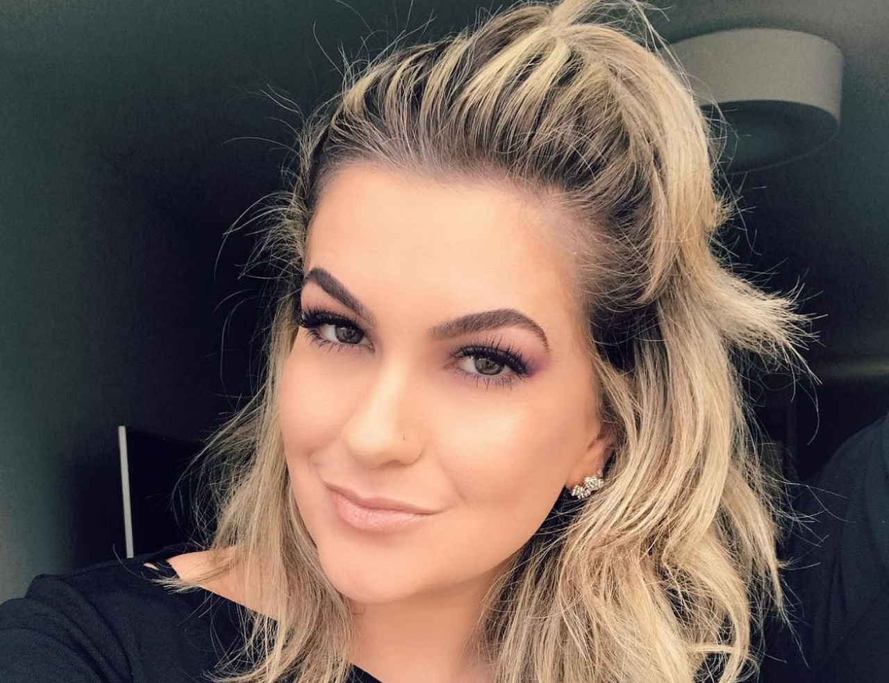 iluminador the balm alice salazar como usar