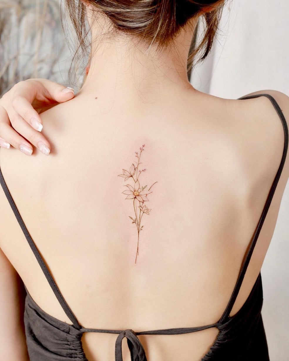 tatuagem coluna vertebral