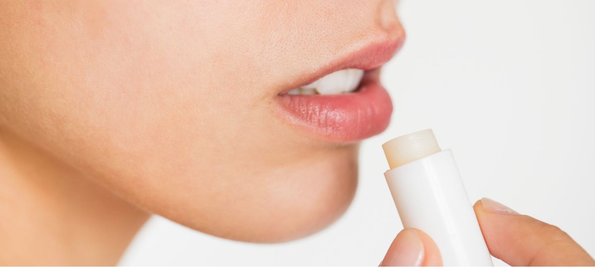 Importância de hidratar os lábios no frio