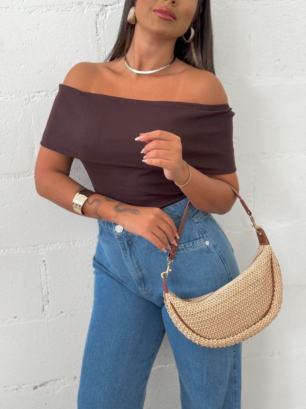 Guia completo de acessórios para blusas ombro a ombro