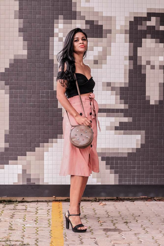 looks com saia de botões na frente