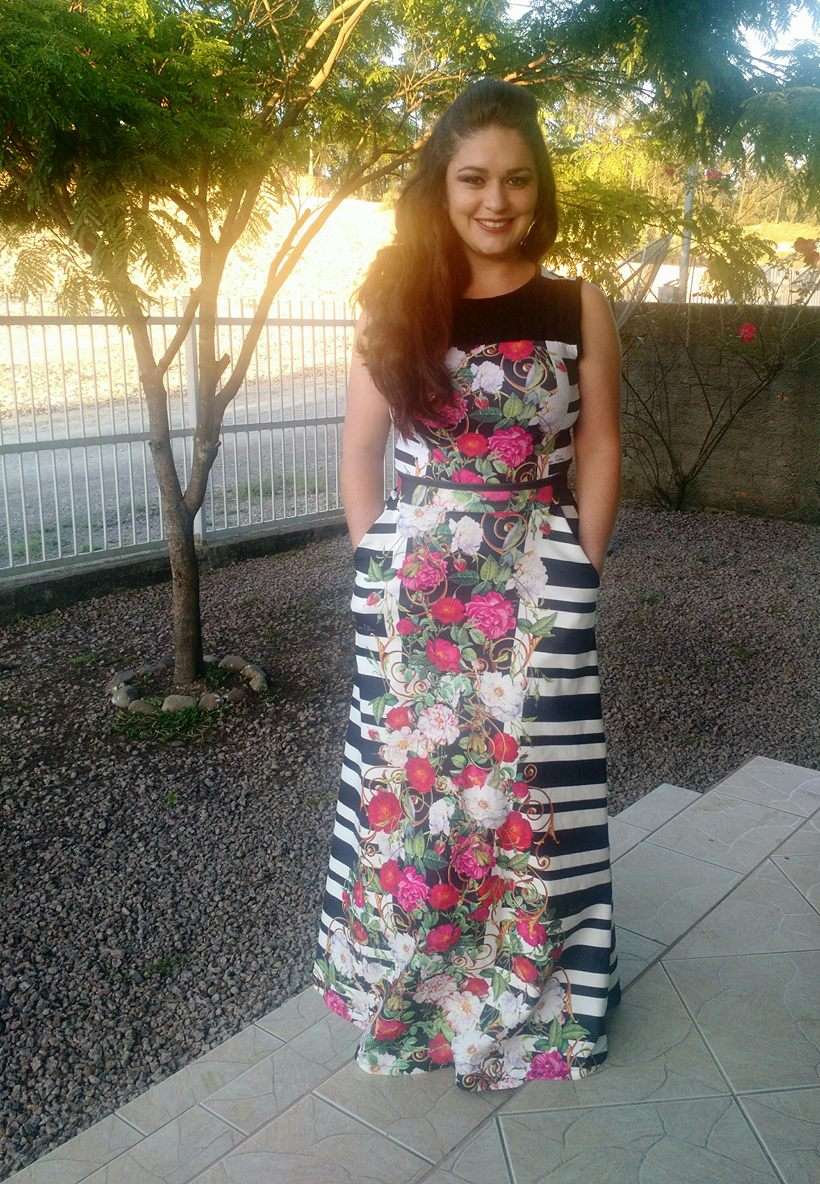 looks com sobreposição de vestido e camiseta