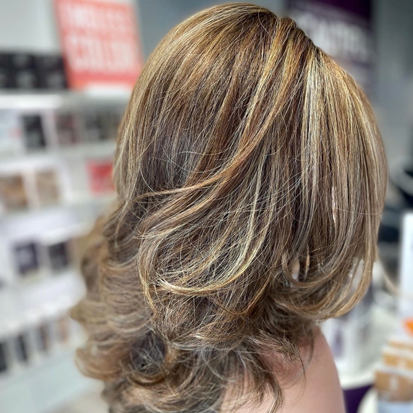camuflagem de cabelo branco com luzes