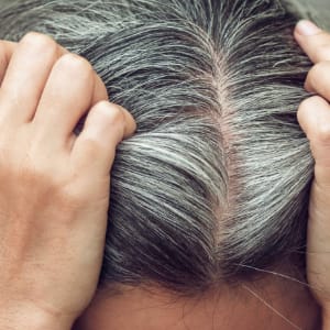 luzes peroladas em cabelo branco