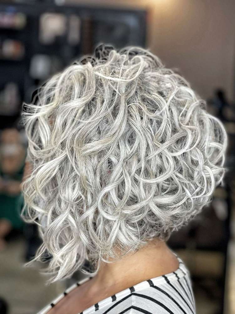 luzes caramelo em cabelo branco