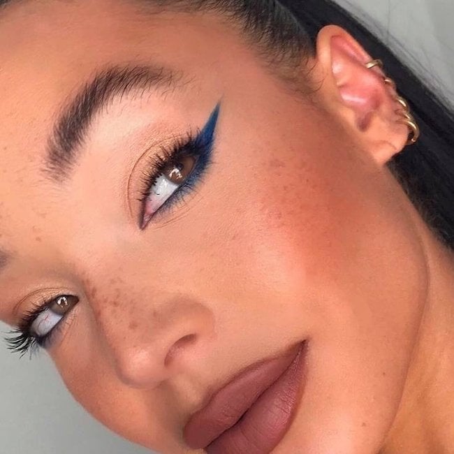 maquiagem com delineado colorido tendência