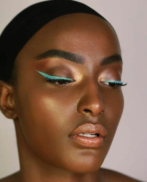 maquiagem com delineado colorido tendência