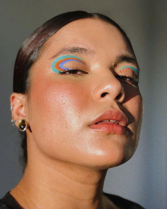 maquiagem com delineado colorido tendência