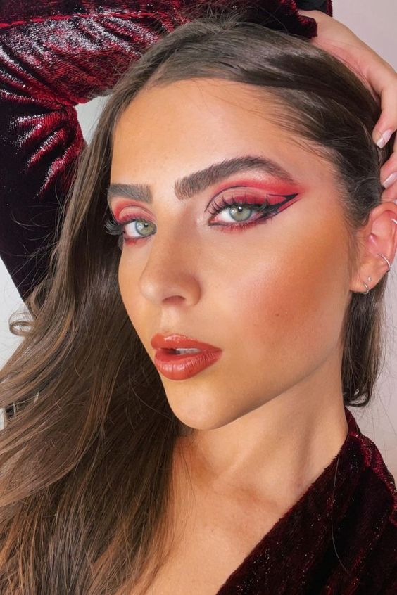 maquiagem com delineado colorido tendência