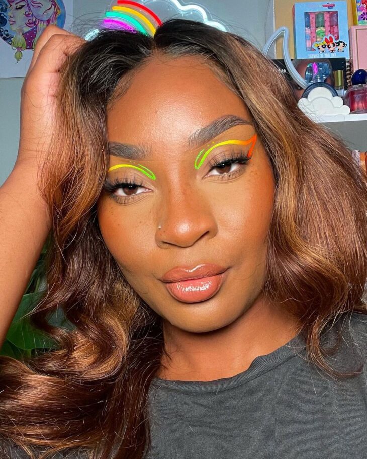 maquiagem com delineado colorido tendência