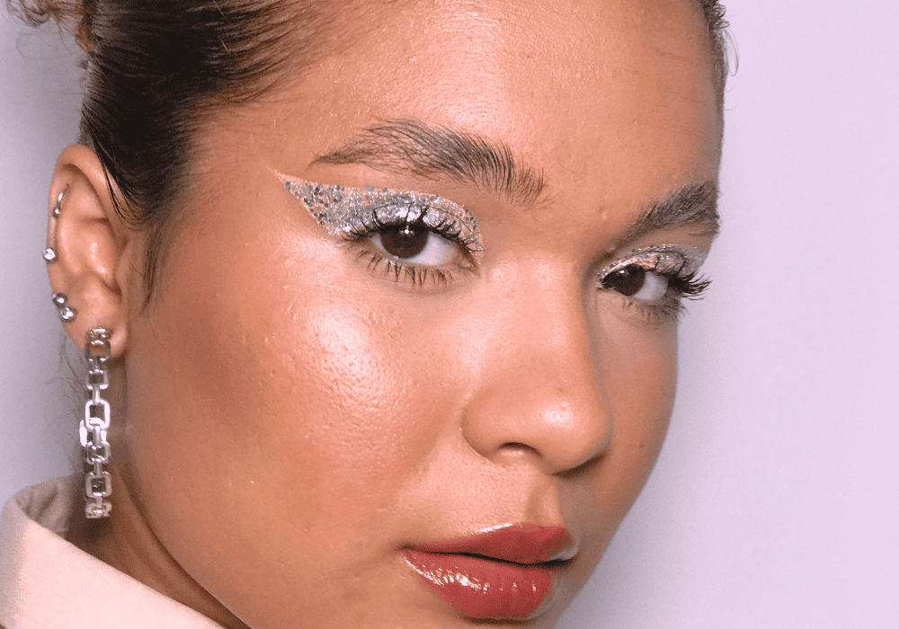 maquiagem com delineado colorido tendência