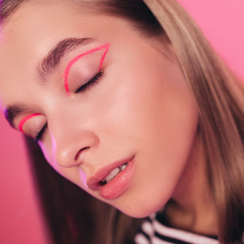 maquiagem com delineado colorido tendência