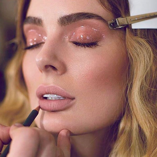 maquiagem com sombra gloss (efeito molhado)