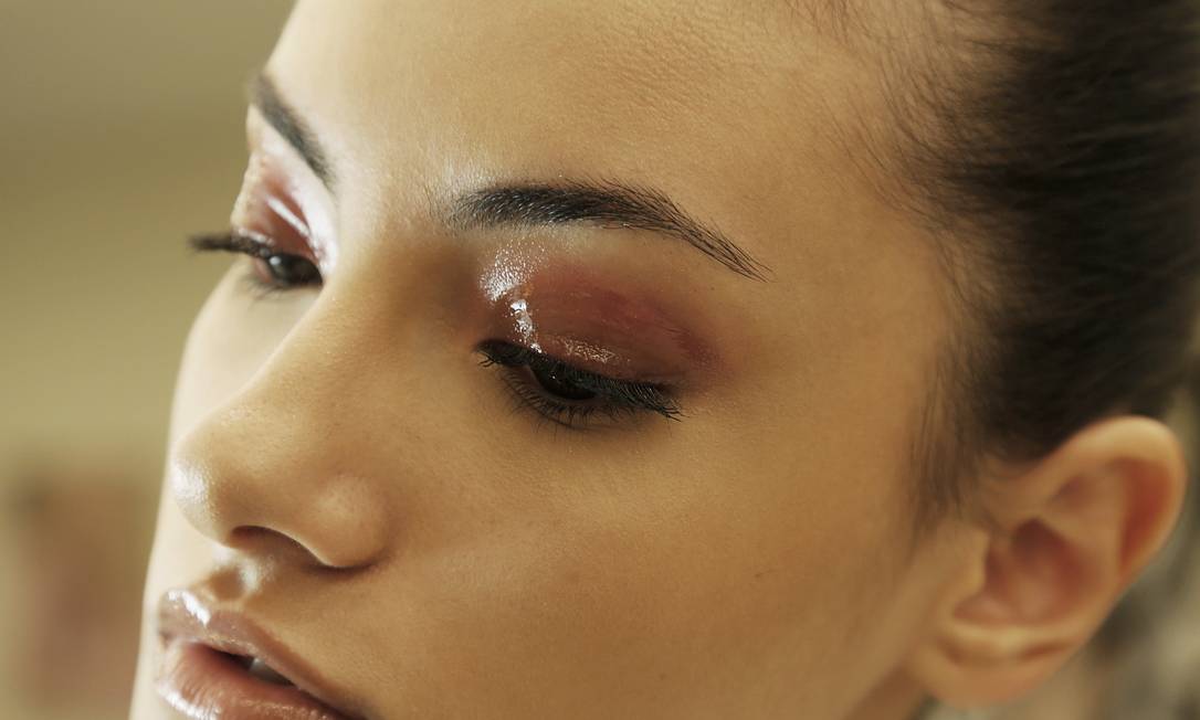 Maquiagem Efeito Molhado para Iniciantes: Dicas e Truques