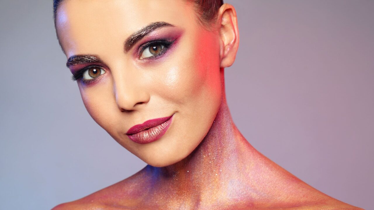 5 ideias de títulos:
1. Tutorial: Maquiagem Roxo e Lilás para um Look Sofisticado
2. Descubra a Versatilidade da Maquiagem Roxa: Do Dia à Noite
3. Combinações de Cores para Realçar sua Maquiagem Lilás
4. Dicas de Aplicação: Como Usar Sombra Roxa Sem Erro
5. Maquiagem Roxa e Lilás: Inspirações para Festas e Eventos Especiais