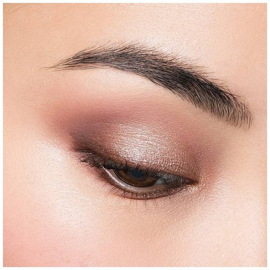 Maquiagem marrom esfumada para olhos verdes