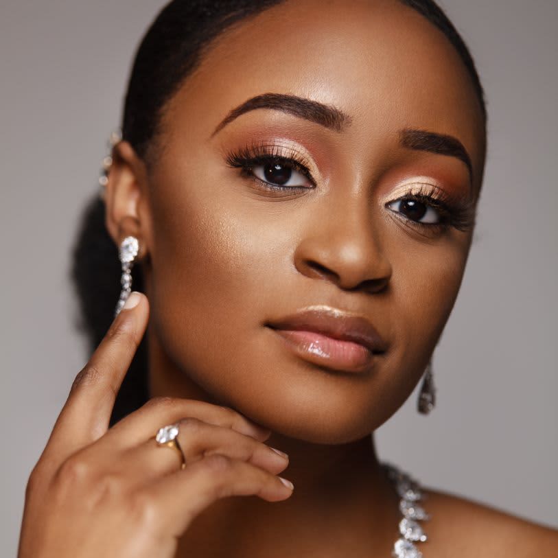 5 Ideias de Maquiagem para Madrinha de Casamento: Do Dia à Noite
Como Harmonizar sua Maquiagem com o Vestido de Madrinha
Maquiagem para Madrinha: Dicas Essenciais para uma Pele Duradoura
Tendências de Maquiagem para Madrinhas em 2024/2025
Maquiagem para Madrinha: Escolhendo a Cor Perfeita para Lábios e Olhos