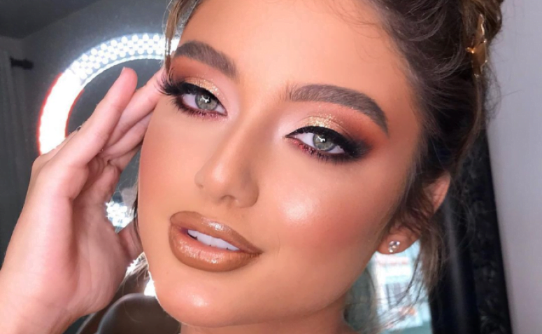 5 Ideias de Maquiagem para Madrinha de Casamento: Do Dia à Noite
Como Harmonizar sua Maquiagem com o Vestido de Madrinha
Maquiagem para Madrinha: Dicas Essenciais para uma Pele Duradoura
Tendências de Maquiagem para Madrinhas em 2024/2025
Maquiagem para Madrinha: Escolhendo a Cor Perfeita para Lábios e Olhos