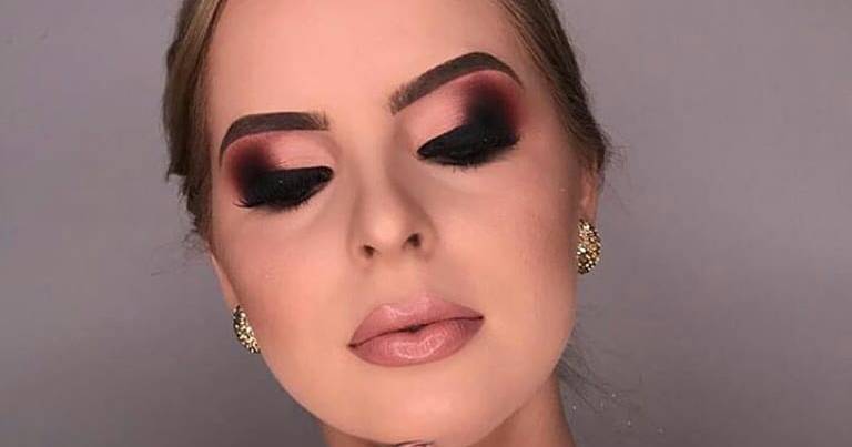 5 Ideias de Maquiagem para Madrinha de Casamento: Do Dia à Noite
Como Harmonizar sua Maquiagem com o Vestido de Madrinha
Maquiagem para Madrinha: Dicas Essenciais para uma Pele Duradoura
Tendências de Maquiagem para Madrinhas em 2024/2025
Maquiagem para Madrinha: Escolhendo a Cor Perfeita para Lábios e Olhos