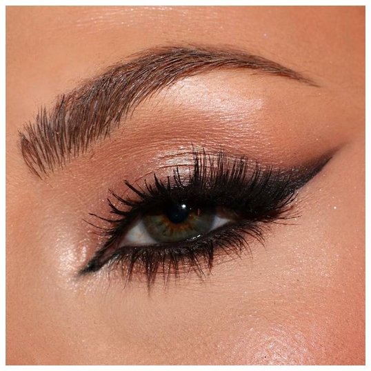 Batons que combinam com maquiagem de olho preta e marrom