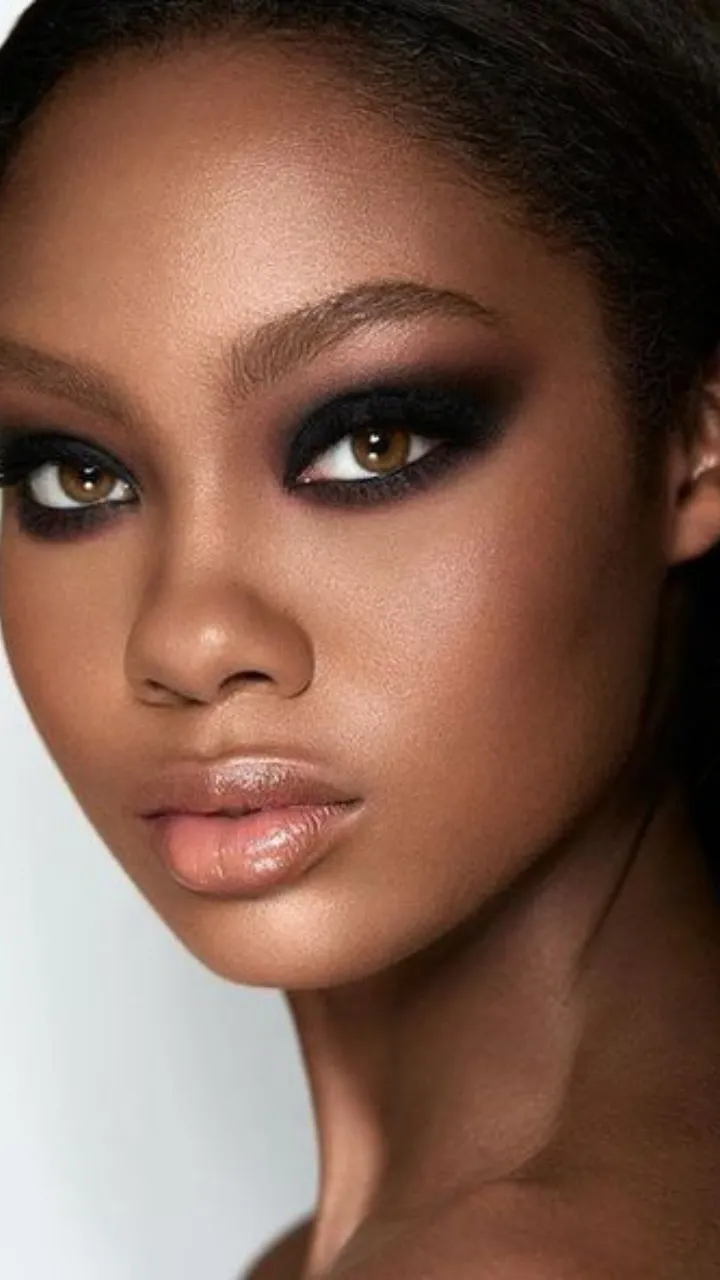 Batons que combinam com maquiagem de olho preta e marrom