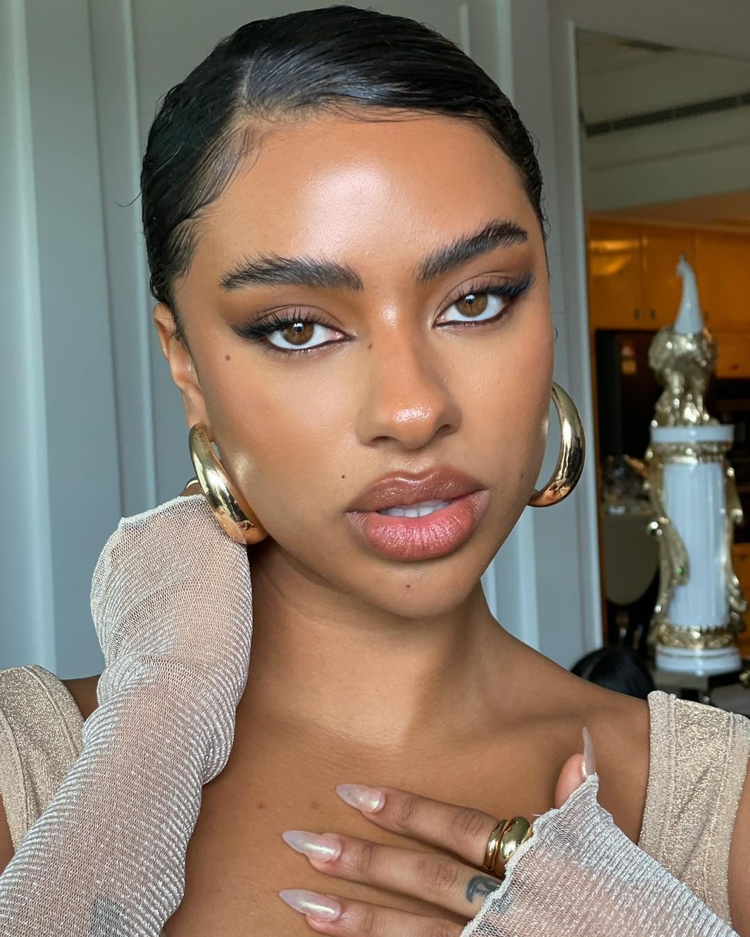 Batons que combinam com maquiagem de olho preta e marrom