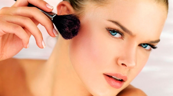 como aplicar blush para efeito corado