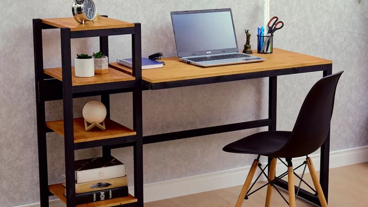 mesa suspensa ou escrivaninha tradicional para escritório pequeno