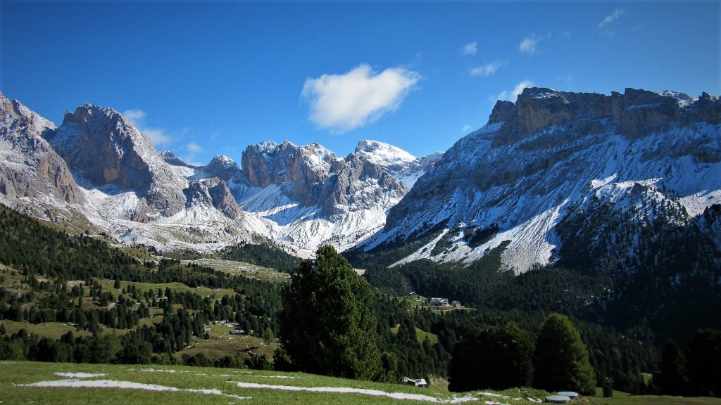 montanhas pálidas dolomitas