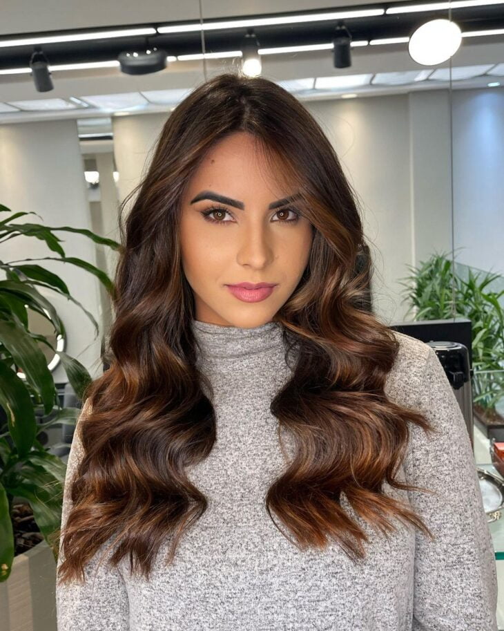 morena iluminada caramelo dourado