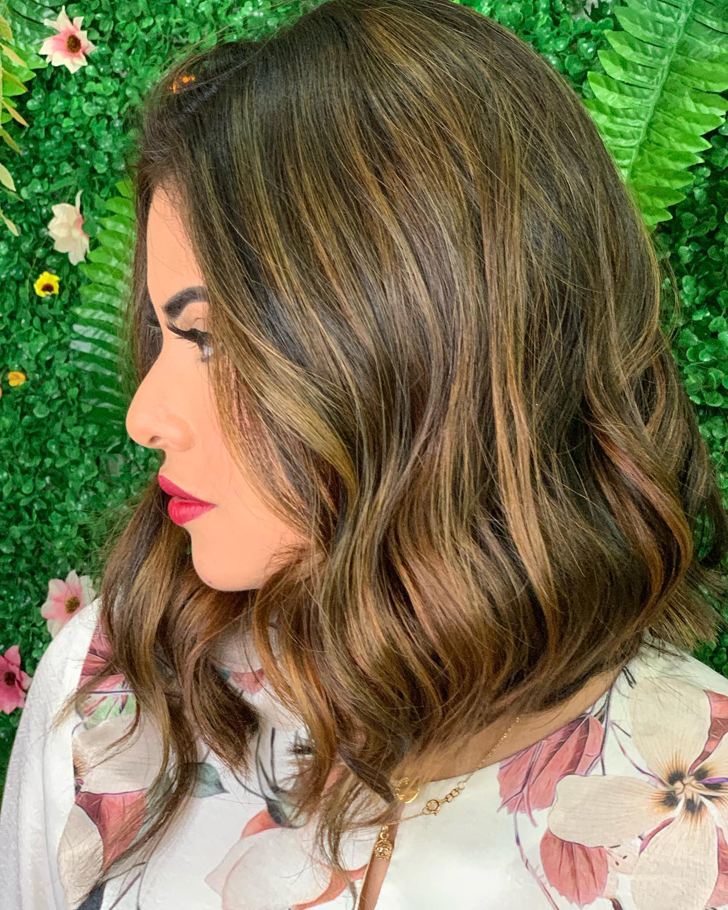 morena iluminada caramelo dourado