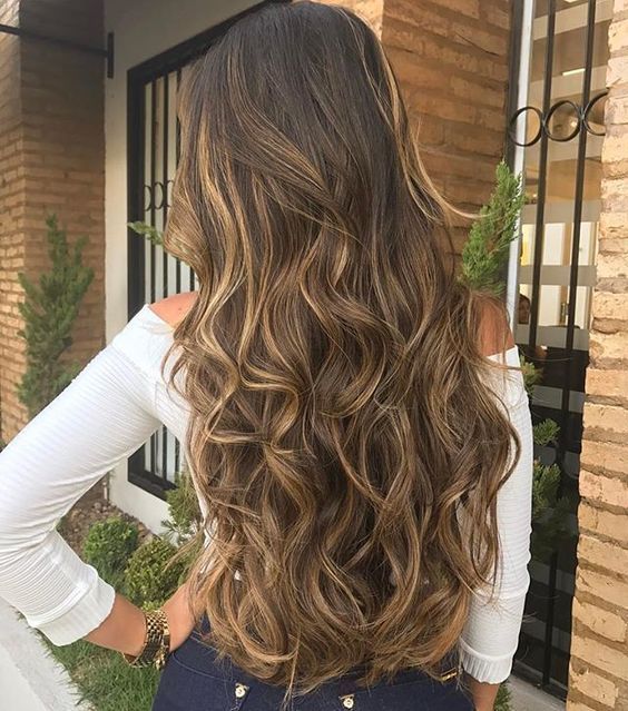 cabelo caramelo iluminado