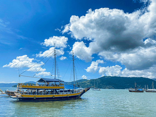 passeio de escuna paraty vs barco rápido