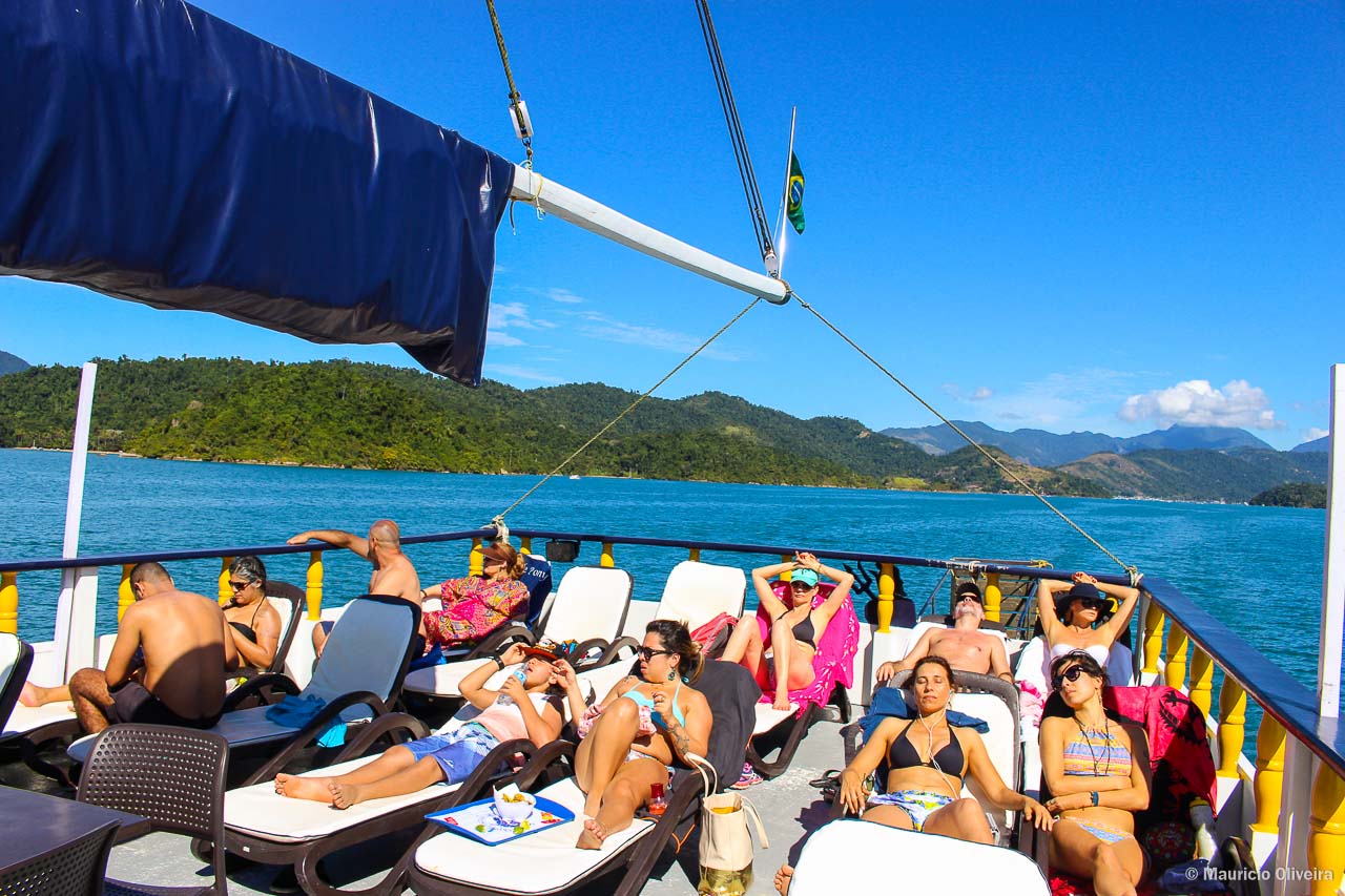 passeio de escuna paraty vs barco rápido