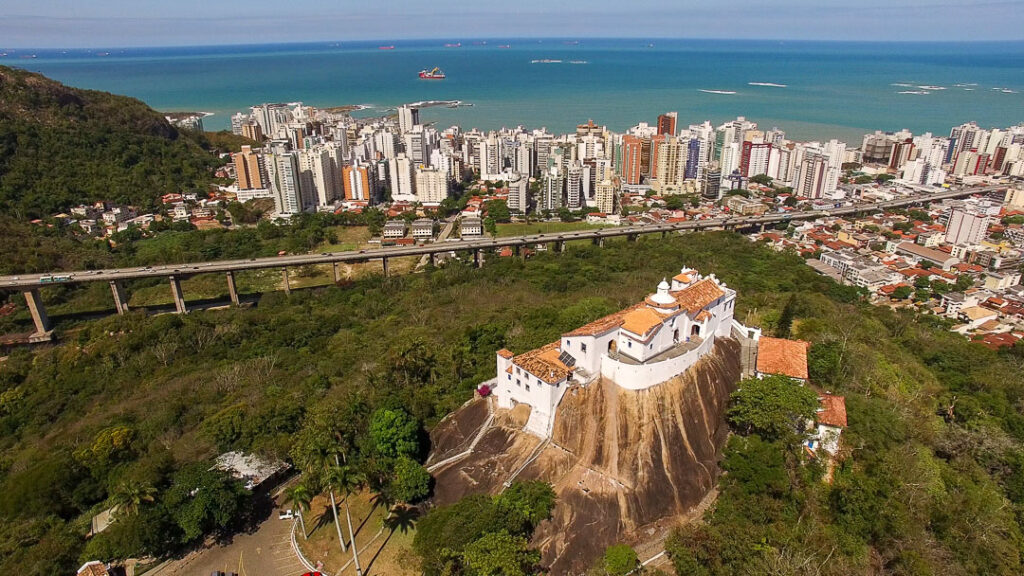 Descobrindo as Praias Escondidas e Famosas de Vila Velha e Vitória