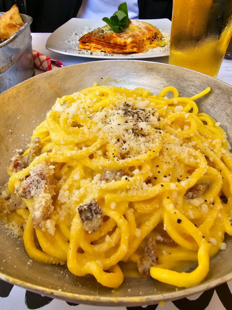 5 Ideias de Títulos:
1. Guia Definitivo: Onde Saborear a Verdadeira Carbonara em Roma
2. Roma Gelato Tour: Descubra as Melhores Gelaterias Artesanais
3. Trastevere Gastronômico: Sabores Autênticos de Massa em Roma
4. Dicas de Ouro para um Paladar Romano Inesquecível
5. De Cacio e Pepe a Pistache: Um Roteiro Culinário por Roma