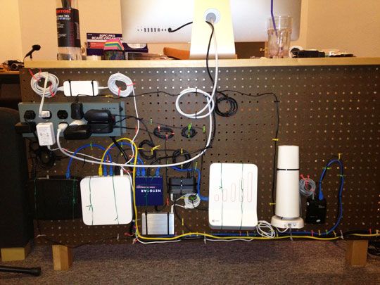 organização de cabos de computador e tv