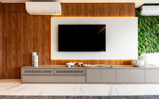 organização de cabos de computador e tv