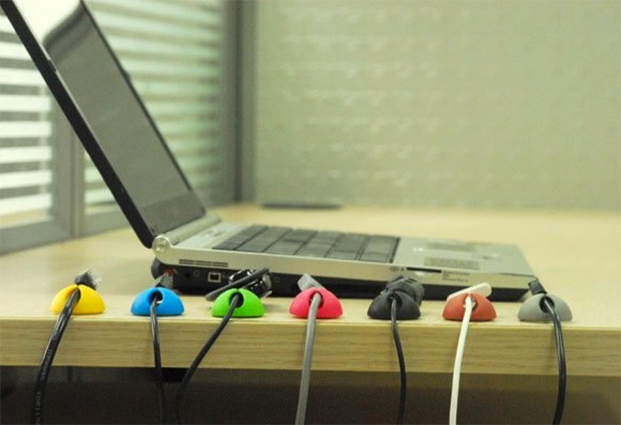 organização de cabos de computador e tv