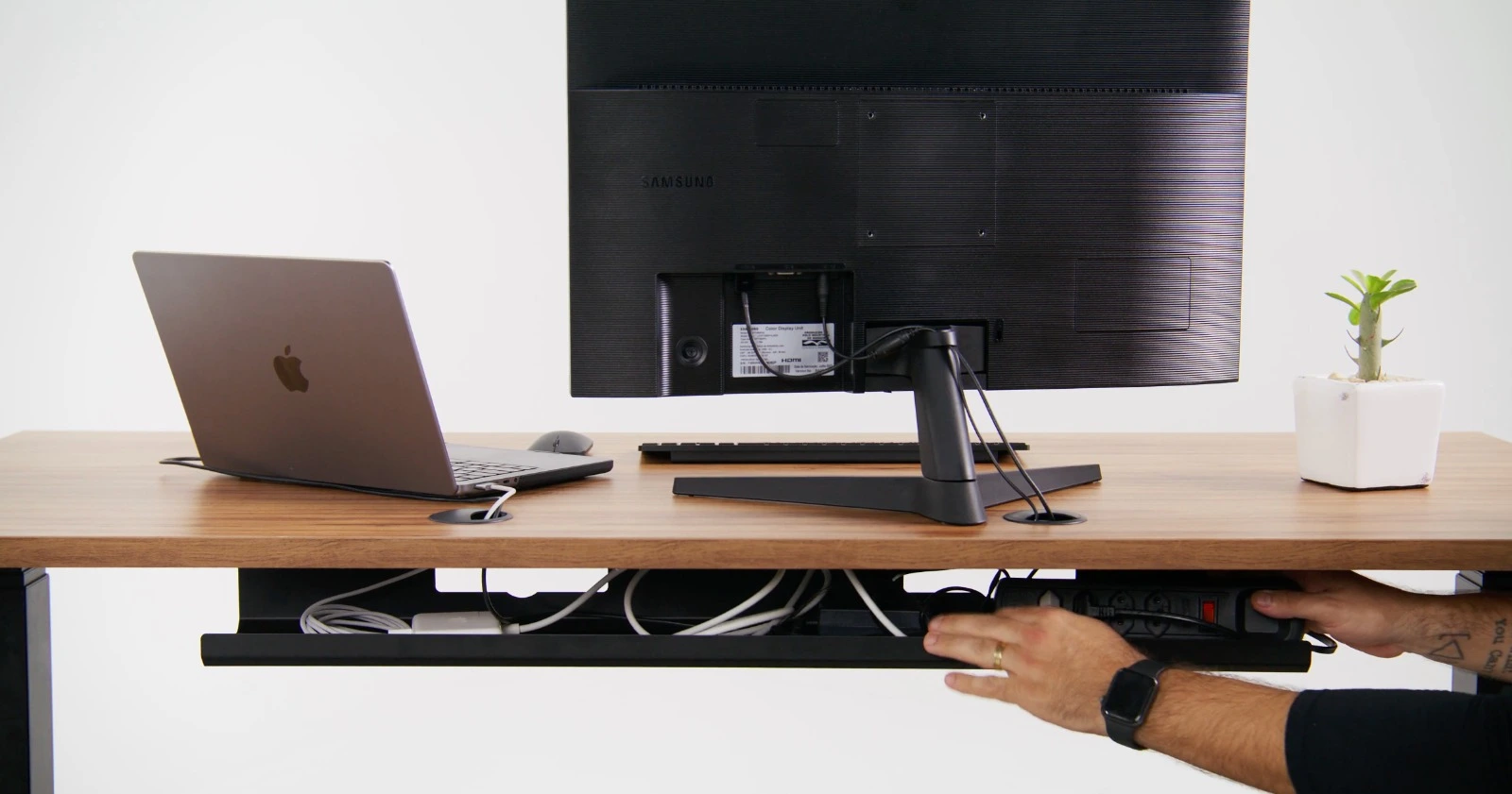 organização de cabos de computador e tv