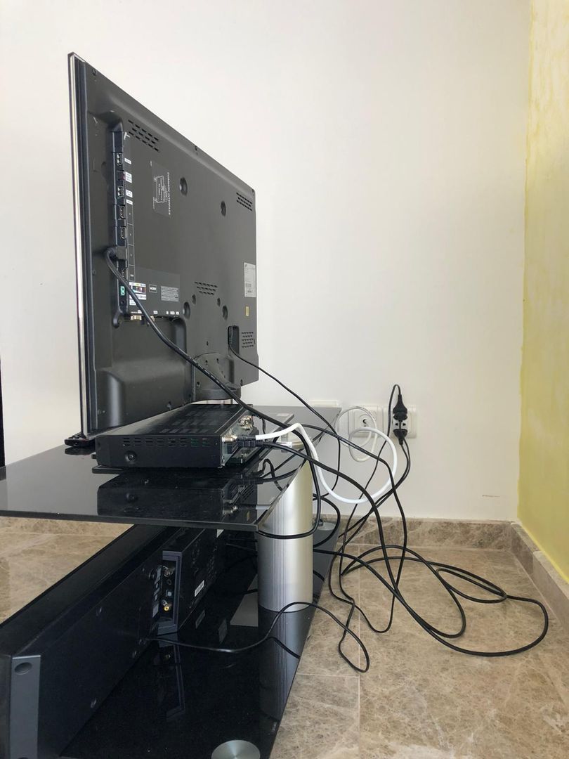 organização de cabos de computador e tv