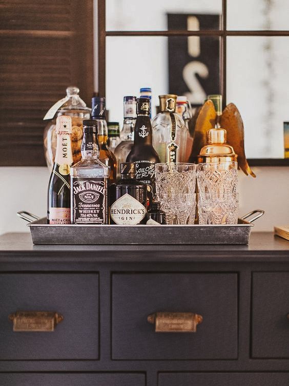 organização de copos de cerveja e whisky