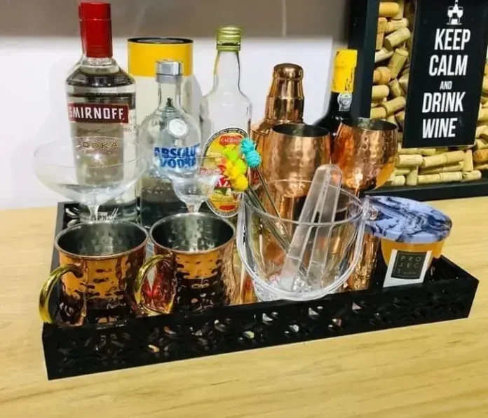 organização de copos de cerveja e whisky