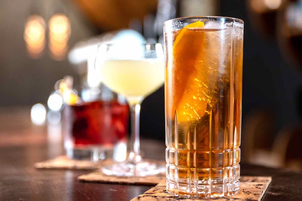 Guia Completo: Como Montar um Home Bar Funcional e Estiloso; Os Melhores Organizadores de Armário para Copos e Taças; Evite Danos: Dicas Essenciais para Guardar Seus Copos de Cristal; Transforme Sua Cozinha: Soluções Criativas para Organizar Copos Pequenos; Iluminação LED para Cristaleiras: Destaque Sua Coleção de Copos