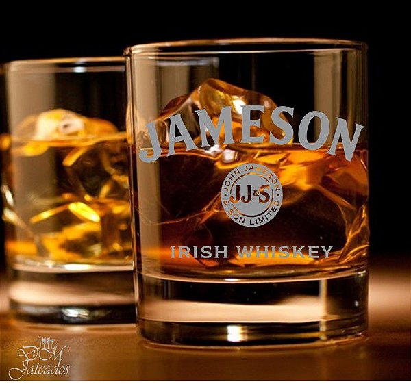 organização de copos de cerveja e whisky