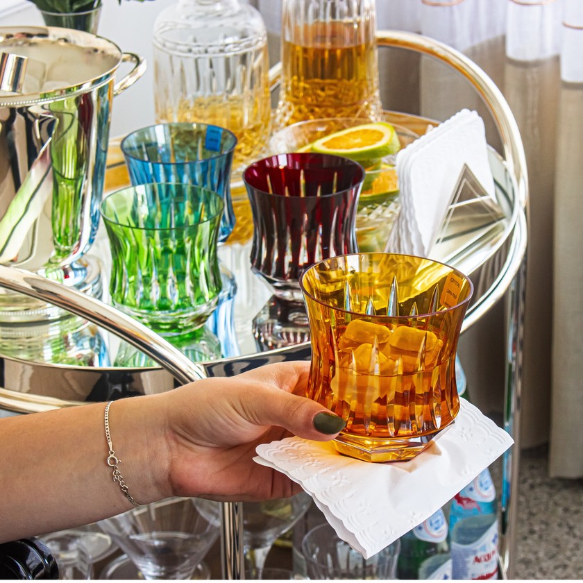 organização de copos de cerveja e whisky