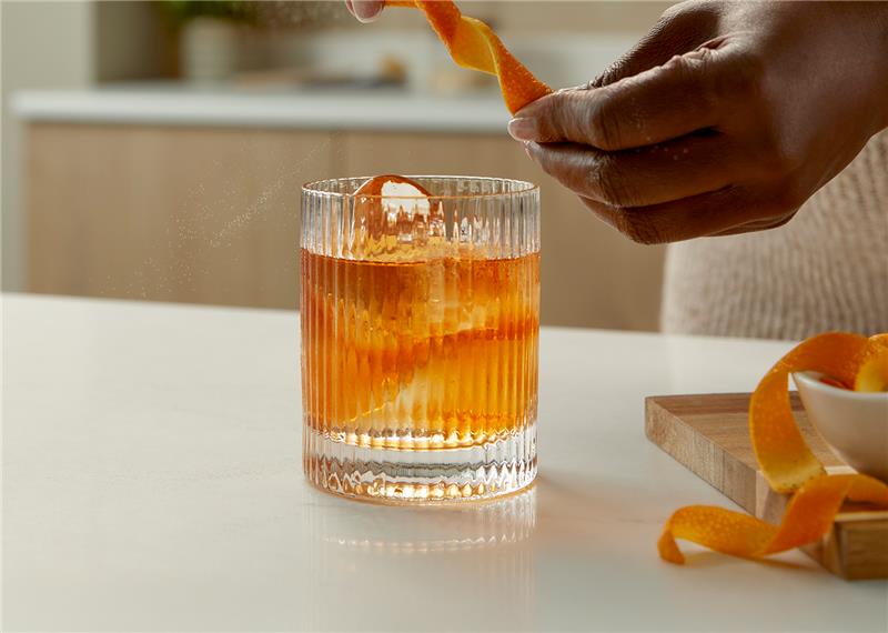 organização de copos de cerveja e whisky