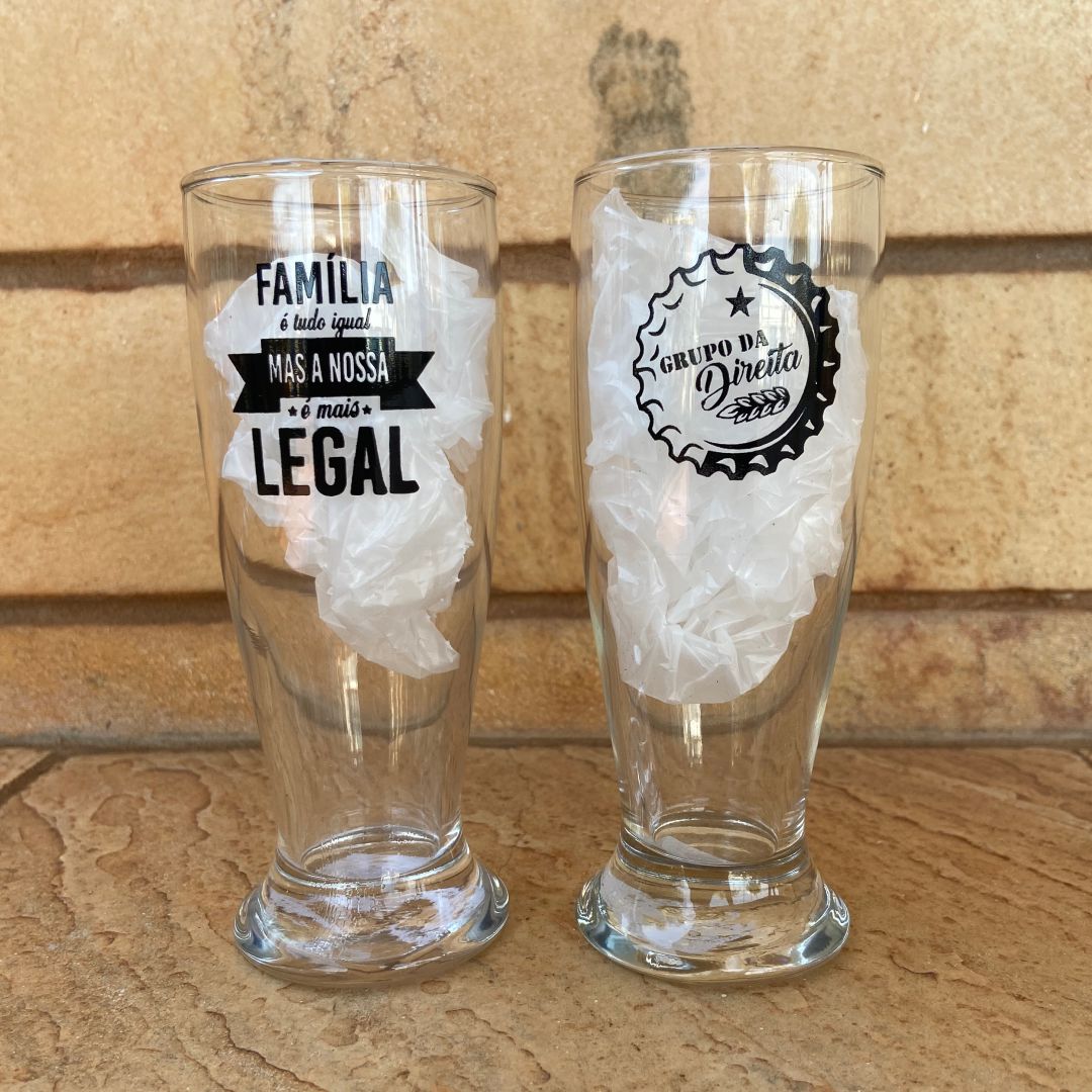 organização de copos de cerveja e whisky