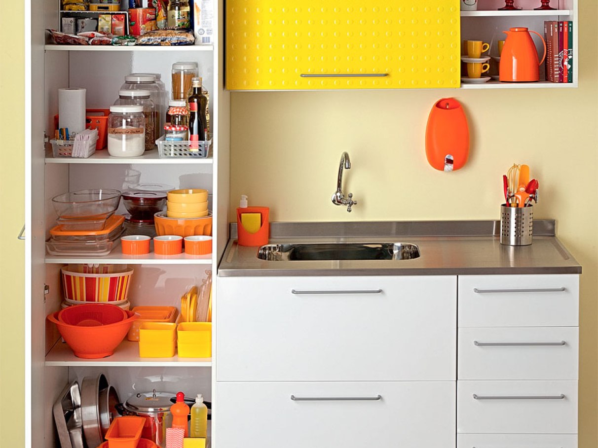 organização de formas e assadeiras na cozinha