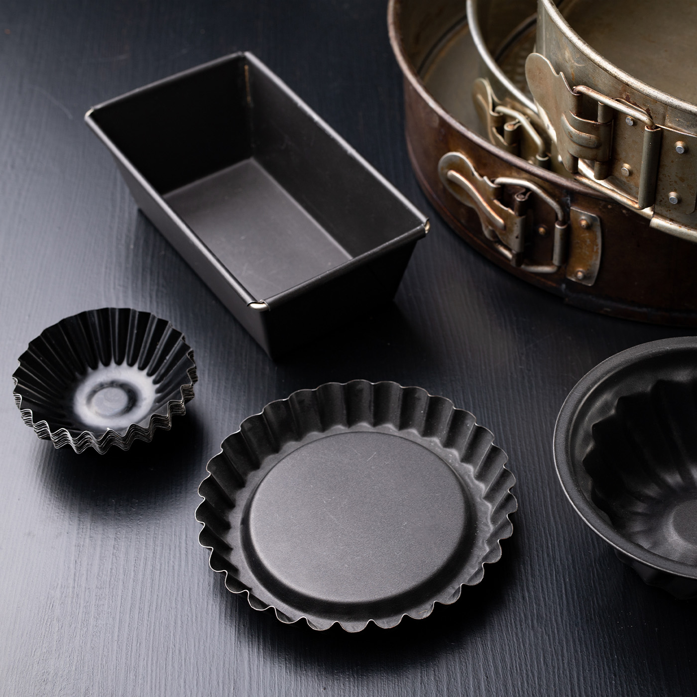 ideias criativas para organizar assadeiras na cozinha